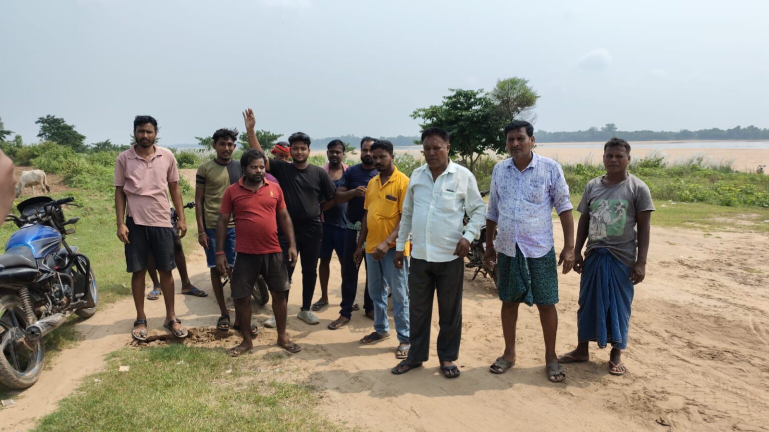 A dispute broke out between the two villages over illegal sand mining in Panipada village of Baharagora