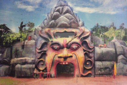 A unique and attractive puja pandal has been built in Manushmudia of Baharagora