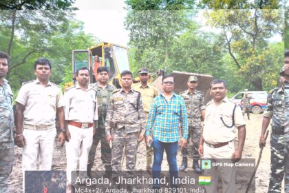 A well known coal smuggler from the Bhurkunda region is active in Sirka Argadda security personnel seized 45 tonnes of coal