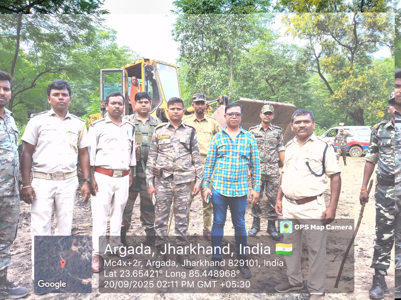 A well known coal smuggler from the Bhurkunda region is active in Sirka Argadda security personnel seized 45 tonnes of coal