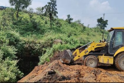 An illegal coal mine collapse in Gomia blocks Kedhwaiya caused a stir with police dozing and closing it