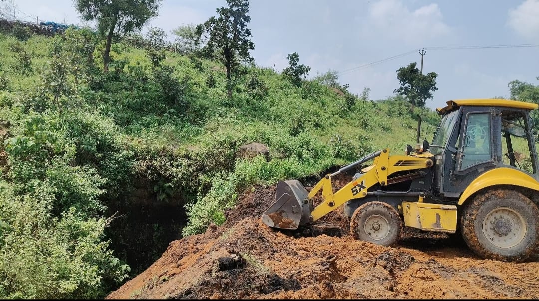 An illegal coal mine collapse in Gomia blocks Kedhwaiya caused a stir with police dozing and closing it