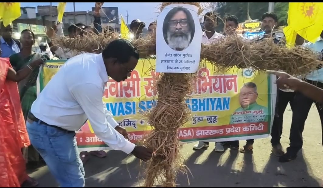 Effigies of pro Kurmi tribal leaders were burnt in Petarwar