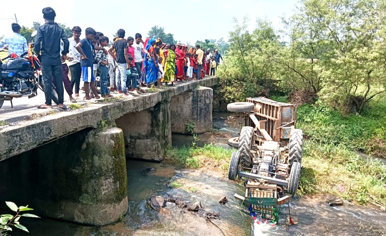 Four people were seriously injured when an out of control tractor fell under a culvert in Larho village. All were referred