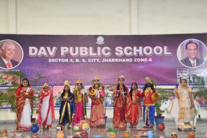 Girls presented Navdurga tableau in DAV Sector 4