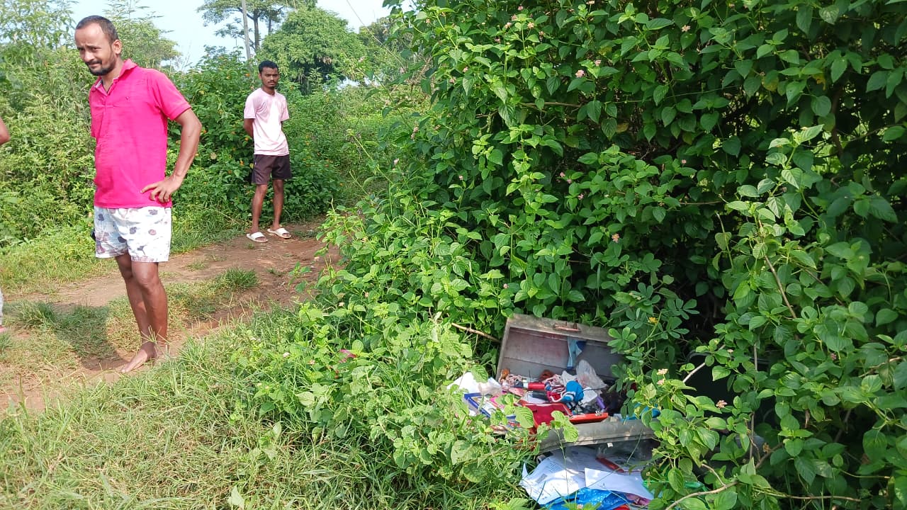 Lakhs of rupees stolen from three different houses in the Petarwar police station area