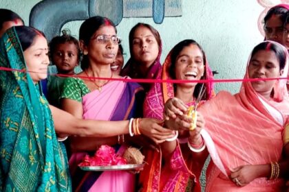 Panchayat Samiti member Sunita Devi inaugurated Saksham Anganwadi Centre by cutting the ribbon