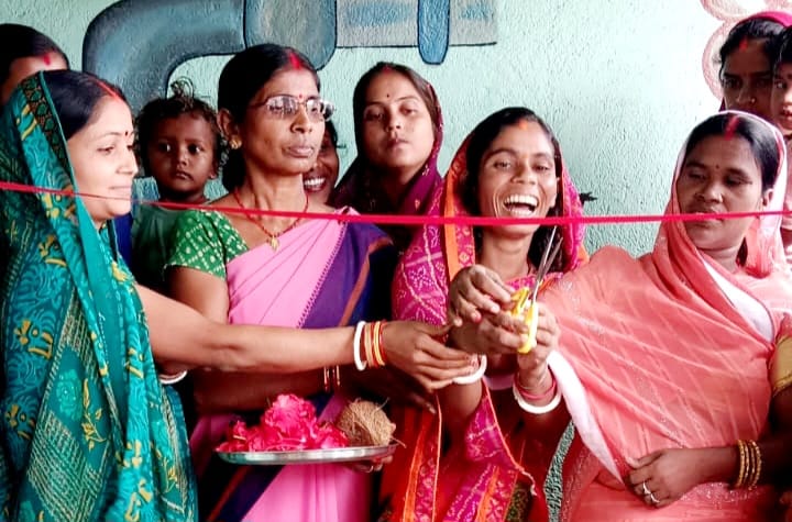 Panchayat Samiti member Sunita Devi inaugurated Saksham Anganwadi Centre by cutting the ribbon