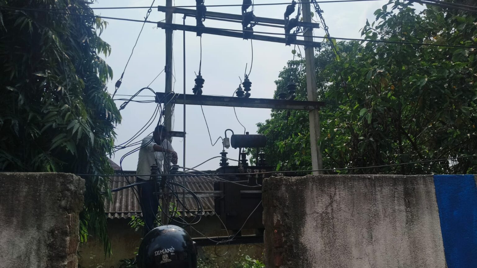 रघुनाथपुरम में बिजली एक सप्ताह से नहीं रहने के कारण लोगो परेशान 1 People in Raghunathapuram are facing problems due to power outage for a week