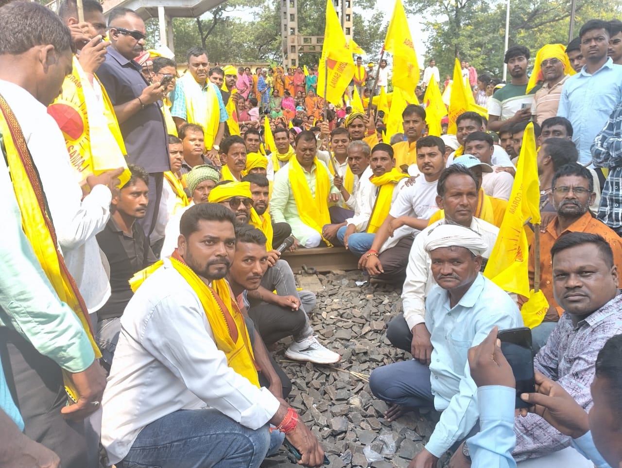 People of Kudmi community of Gomia block blocked Jageshwar Vihar railway station demanding inclusion in tribal category