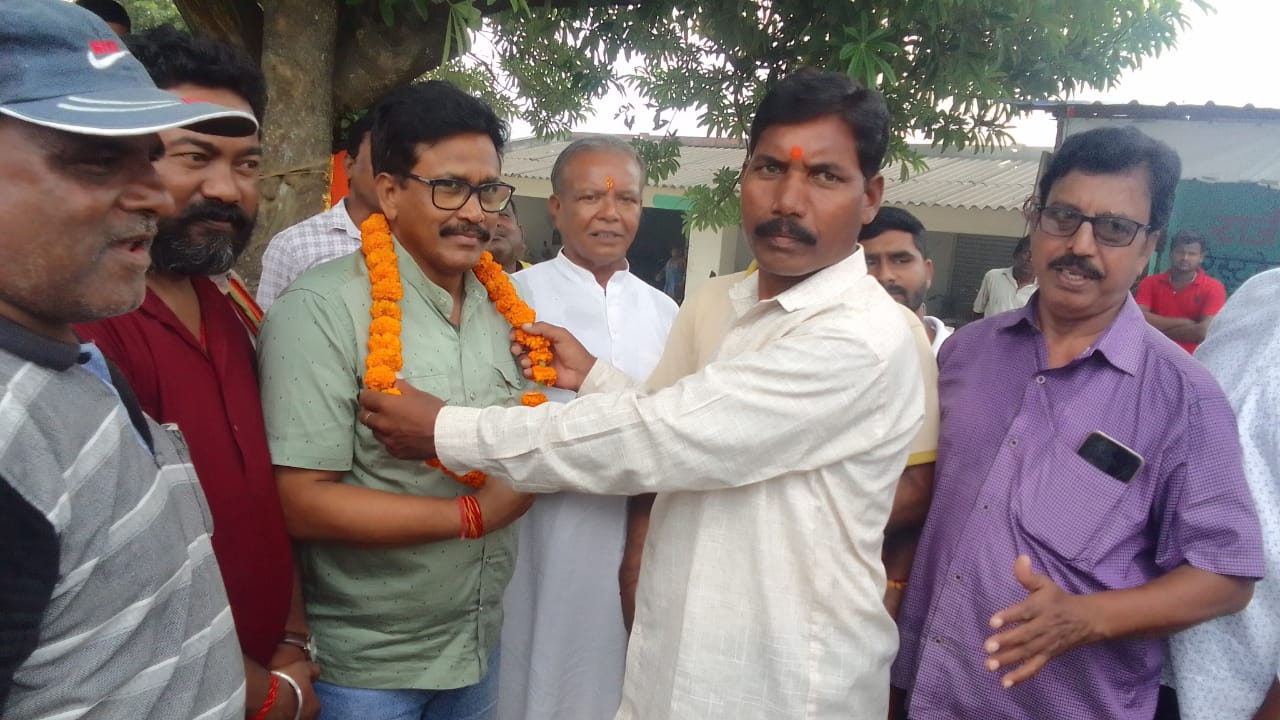 Santhal Pargana IG was given a grand welcome by the people at Bagdaha More under Khaga police station