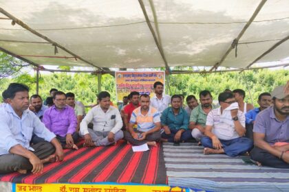 The indefinite strike of the electricity workers of Gomia block on Human Day regarding their five point demands continued for the second day