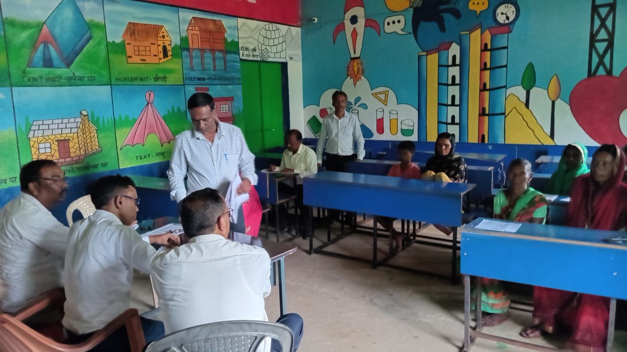 उल्लास नवभारत साक्षरता कार्यक्रम के अंतर्गत बुनियादी एवं आकलन परीक्षा में पुरुष -महिला सम्मिलित हुए 1 Under the Ullas Navbharat Literacy Programme men and women participated in the basic and assessment tests