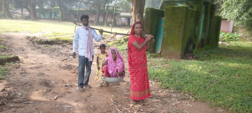 सड़क और बुनियादी सुविधाओं के अभाव में बेहाल बेन्दवाकोना गांव 1 WhatsApp Image 2025 09 09 at 18.03.45 4b78d45c