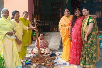 27ea984f b20a 436f 850b 5245737f9f39Sisters performed cow donation puja in Jhumri Tilaiya wishing long life and happiness and prosperity for their brothers
