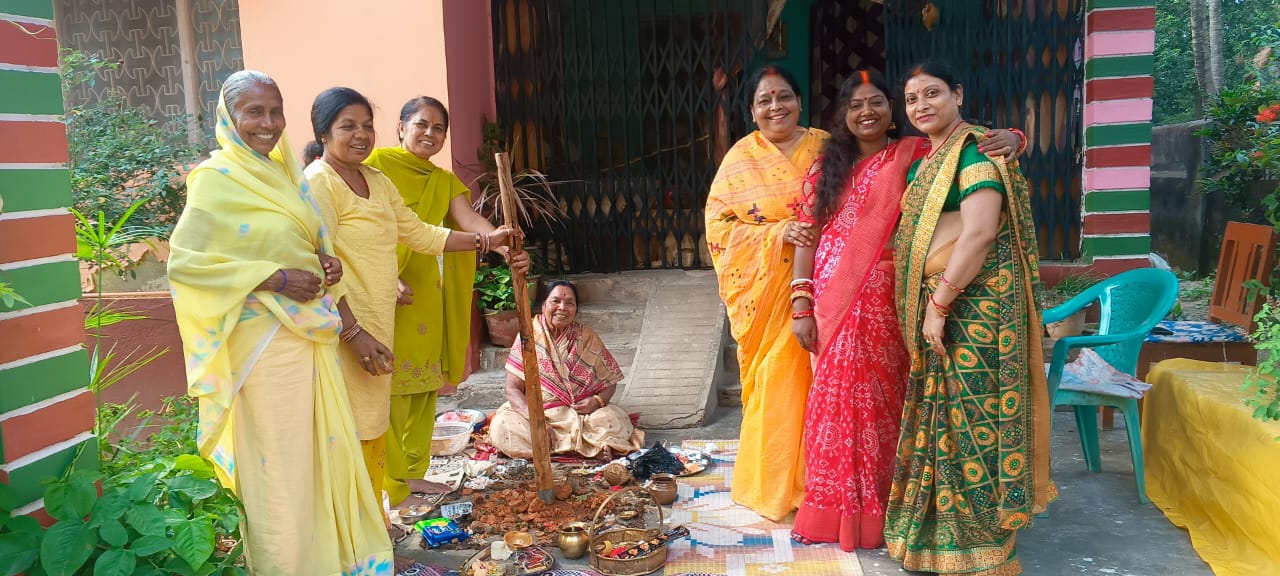 27ea984f b20a 436f 850b 5245737f9f39Sisters performed cow donation puja in Jhumri Tilaiya wishing long life and happiness and prosperity for their brothers
