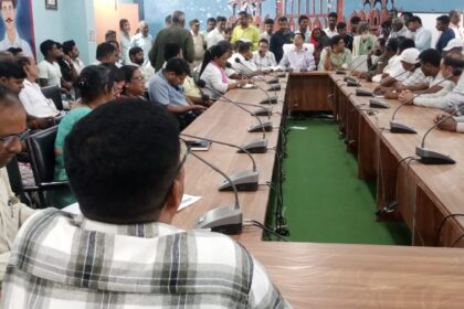 3eccf97f 2704 492d a1ba c4bfa1353c1aIn the second week of the weekly Sampoorna Samadhan programme the MLA representative heard the problems of the people in the block office