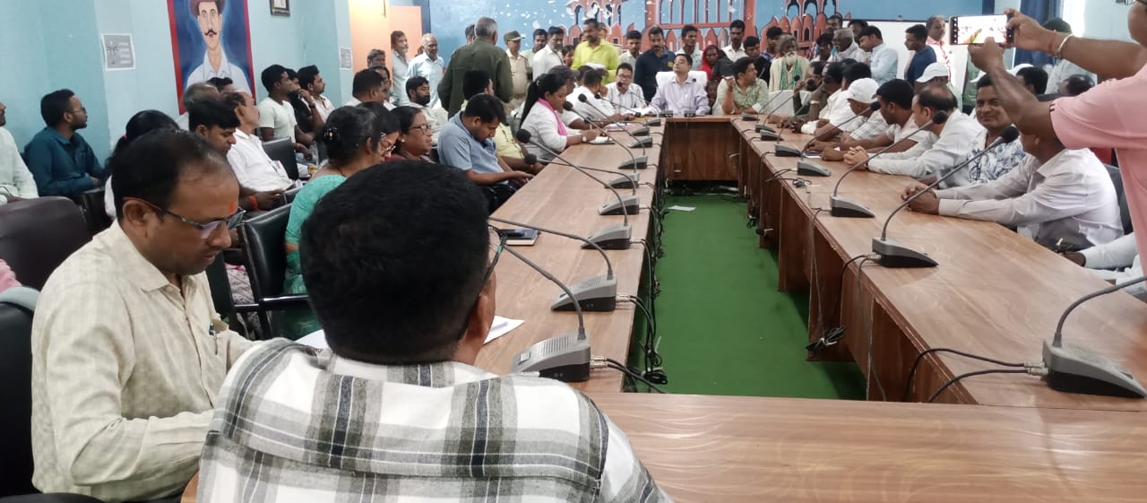 साप्ताहिक संपूर्ण निराकरण कार्यक्रम के दुसरा सप्ताह विधायक प्रतिनिधि प्रखंड कार्यालय में सुना लोगों की समस्याएं 1 3eccf97f 2704 492d a1ba c4bfa1353c1aIn the second week of the weekly Sampoorna Samadhan programme the MLA representative heard the problems of the people in the block office