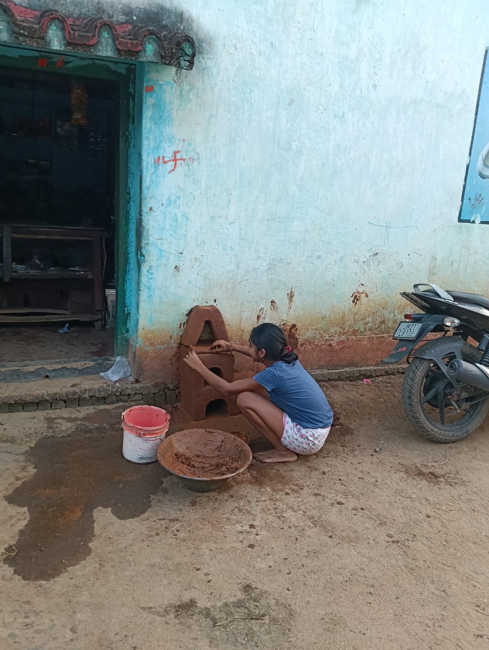 4713d9dc 1a70 43c7 9ed7 8b30d8e5ef80Villagers are preparing for Diwali and Dhanteras the festival of lights. The village is vibrant and the markets are bustling with activity