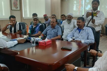 7b2a0673 169f 4f0d b6da b01495e26e81Formaer Sadar Assembly candidate Munna Singh met the Municipal Commissioner and raised the issue of footpath vendors