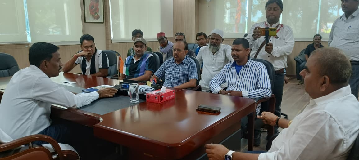 7b2a0673 169f 4f0d b6da b01495e26e81Formaer Sadar Assembly candidate Munna Singh met the Municipal Commissioner and raised the issue of footpath vendors