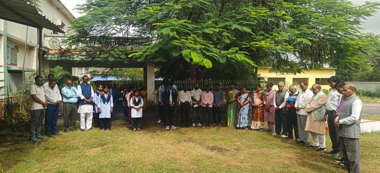 कर्णपुरा महाविद्यालय में भद्राकाली कॉलेज इटखोरी के संस्थापक के निधन पर शोक सभा का आयोजन 1 A condolence meeting was organised at Karnapura College on the demise of the founder of Bhadrakali College Itkhori
