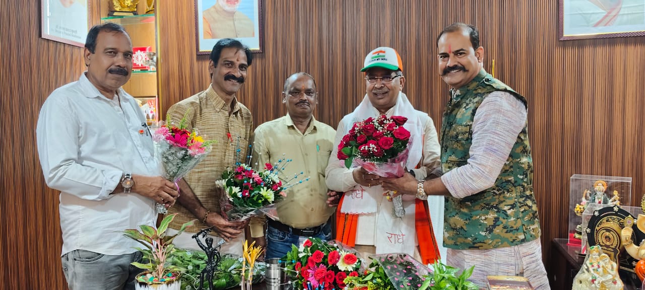 BJP workers under the leadership of BJP District Vice President Ranjan Fauji honored Dr. Aditya Prasad Sahu