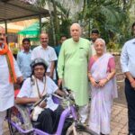 Former Union Minister Yashwant Sinha gifts a battery operated tricycle to a disabled tea vendor 1