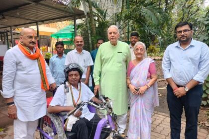 Former Union Minister Yashwant Sinha gifts a battery operated tricycle to a disabled tea vendor 1