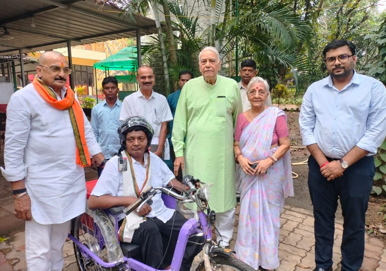 Former Union Minister Yashwant Sinha gifts a battery operated tricycle to a disabled tea vendor 1