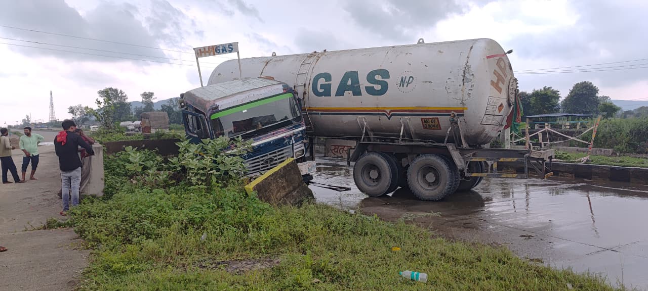 बरसोत पुल के पास गैस टैंकर दुर्घटनाग्रस्त, बड़ा हादसा टला 1 Gas tanker crashes near Barsot bridge major accident averted