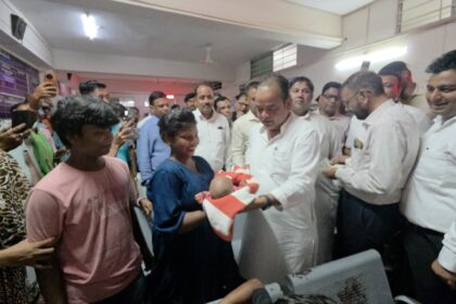 Health Minister Dr. Irfan Ansari conducted a surprise inspection at Chaibasa Sadar Hospital causing a stir