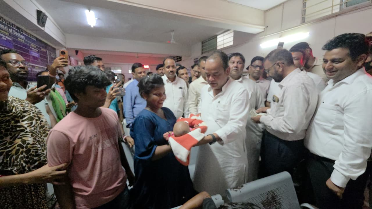 स्वास्थ्य मंत्री डॉ. इरफान अंसारी ने चाईबासा सदर अस्पताल में की आकस्मिक जांच, मचा हड़कंप 1 Health Minister Dr. Irfan Ansari conducted a surprise inspection at Chaibasa Sadar Hospital causing a stir