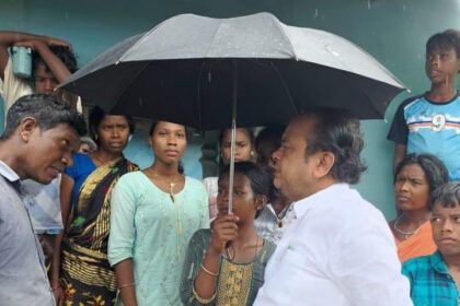 Health Minister Dr. Irfan Ansari reached Kadrudih and met the family members of Virgin Murmu assured them of all possible help