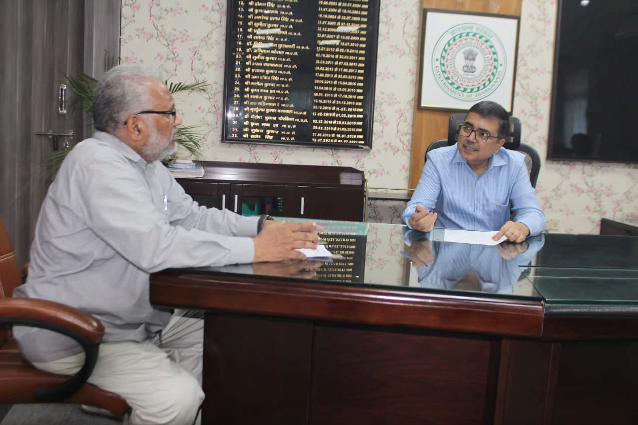 Jharkhand movement leader Iftekhar Mahmood met Bokaro Deputy Commissioner