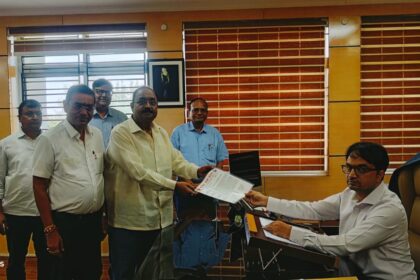 Members of Muktidham Sanstha Ramgarh submitted an application to the Deputy Commissioner Ramgarh for construction of Chhat Dhat on the banks of Damodar