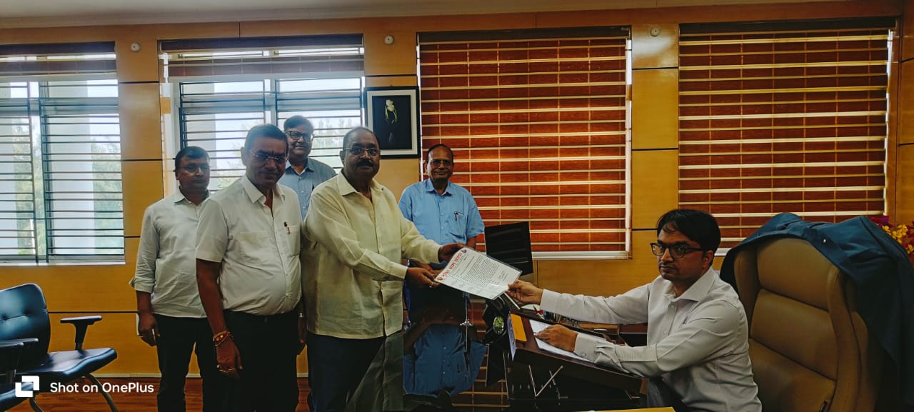 मुक्तिधाम संस्था रामगढ़ के सदस्यों ने उपायुक्त रामगढ़ को दमोदर तट पर छट धाट निर्माण कराने का आवेदन दिया गया 1 Members of Muktidham Sanstha Ramgarh submitted an application to the Deputy Commissioner Ramgarh for construction of Chhat Dhat on the banks of Damodar