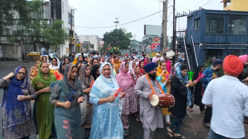 On the occasion of Guru Nanak Dev Jis 556th birth anniversary a prabhat pheri was taken out in a devotional atmosphere devotees were welcomed with a shower of flowers