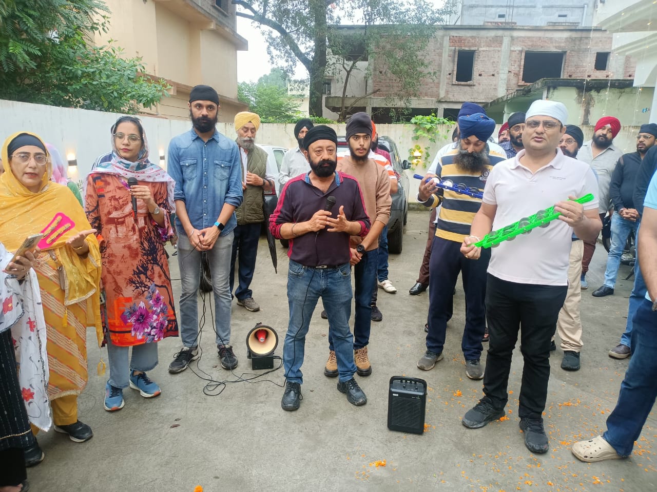 प्रकाश पर्व पर गुरुद्वारा बना श्रद्धा का प्रतीक, दीयों से जगमग परिसर और गगनभेदी जयकारों से गूंजा हजारीबाग 1 On the occasion of Prakash Parv the Gurudwara became a symbol of devotion the premises lit up with diyas and Hazaribagh reverberated with deafening chants