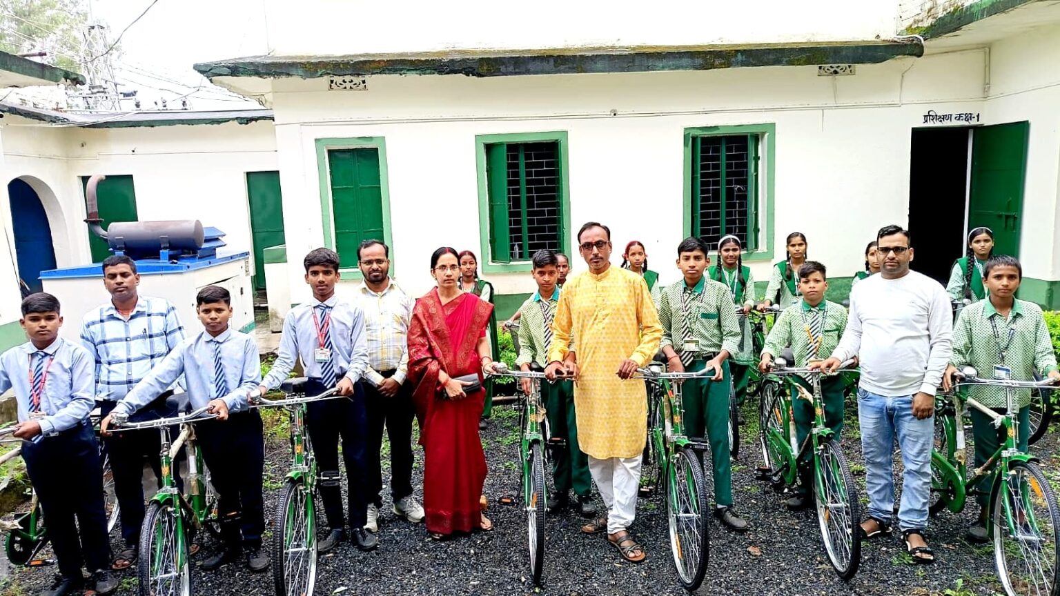 बीआरसी बरकट्ठा में प्रमुख रेणु देवी ने किया 56 छात्र-छात्राओं के बीच साइकिल का वितरण 1 Principal Renu Devi distributed bicycles among 56 students at BRC Barkatha