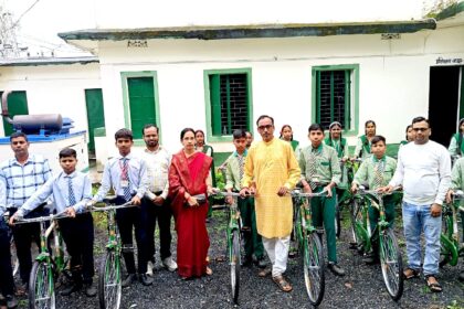 Principal Renu Devi distributed bicycles among 56 students at BRC Barkatha