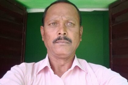 Rajesh Bediya congratulated Aragadda GM on receiving the Best GM Award in the production sector