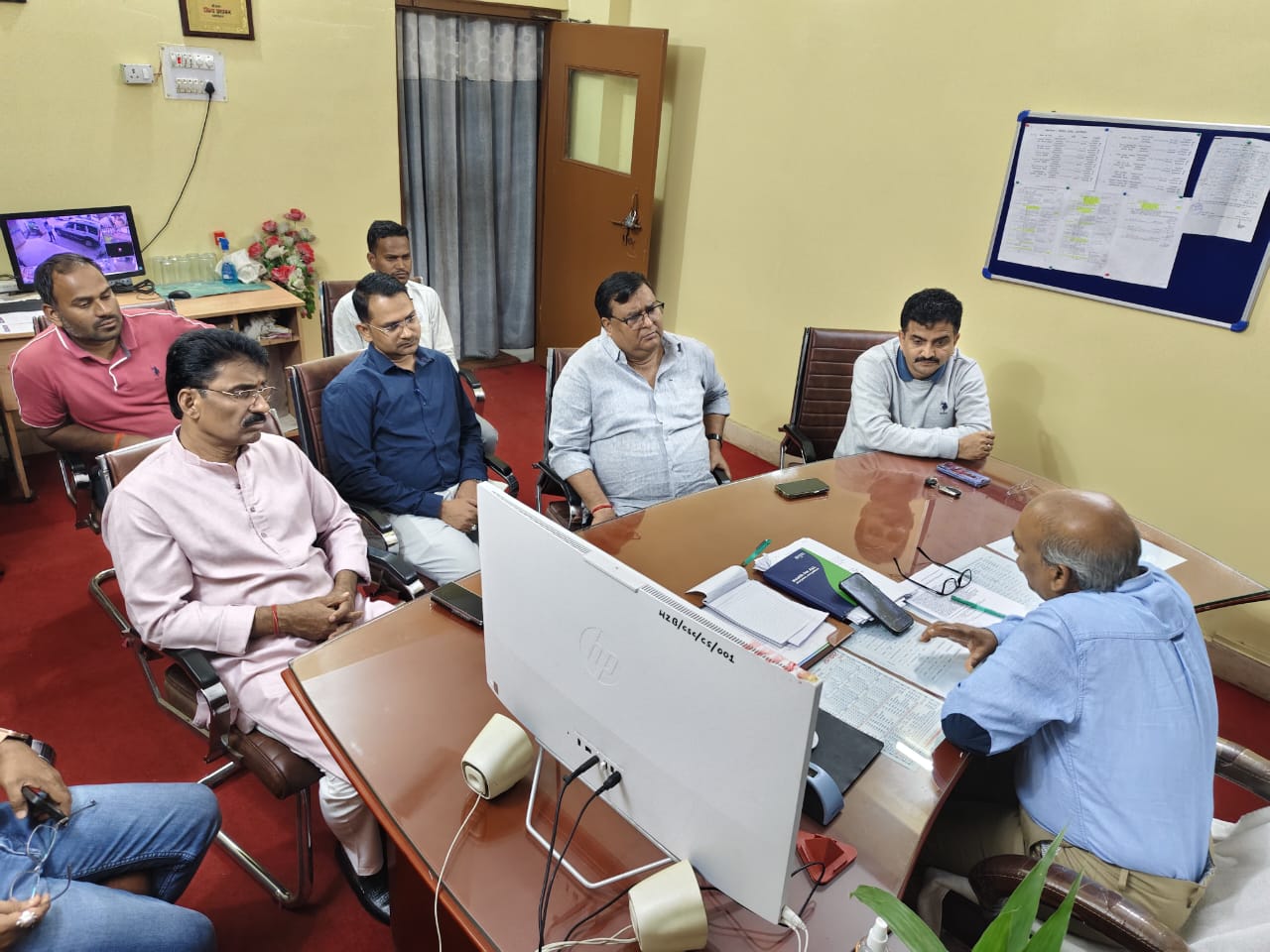 केरेडारी सामुदायिक स्वास्थ्य केंद्र की कुव्यवस्था और चिकित्सीय लापरवाही पर सांसद प्रतिनिधि मंडल ने सिविल सर्जन को सौंपा ज्ञापन 1 The MP delegation submitted a memorandum to the Civil Surgeon on the mismanagement and medical negligence at the Keredari Community Health Centre