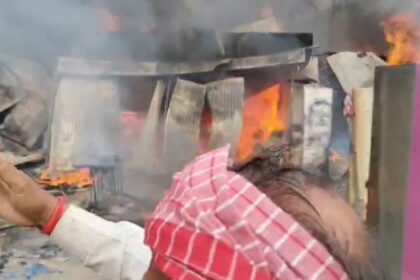 UntitledA massive fire broke out in the Dhundibag market burning half a dozen shops to ashes – five fire engines arrived at the scene
