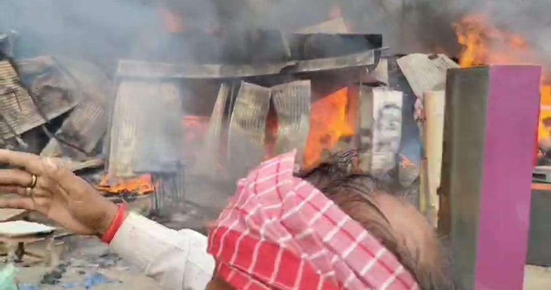 UntitledA massive fire broke out in the Dhundibag market burning half a dozen shops to ashes – five fire engines arrived at the scene