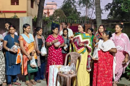 a4eced2f f385 4315 bd1c 99edd916251dBJP leader Babita Jha distributed earthen lamps among women under the Swadeshi campaign