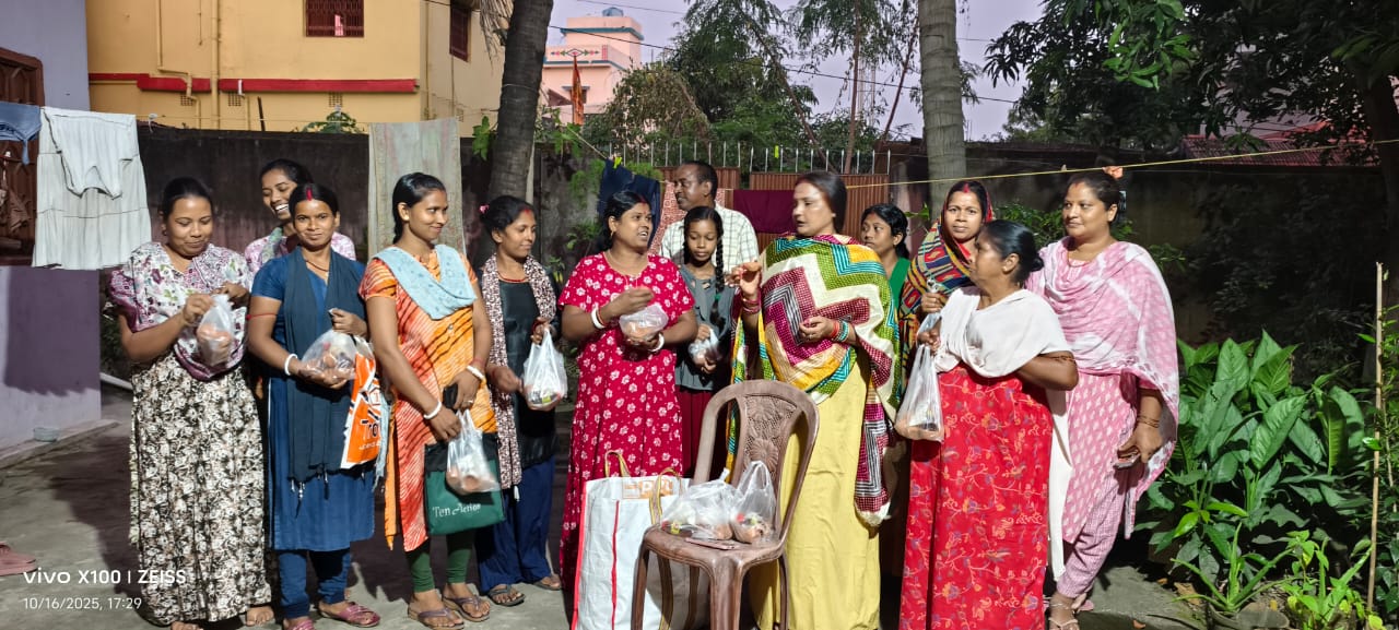 a4eced2f f385 4315 bd1c 99edd916251dBJP leader Babita Jha distributed earthen lamps among women under the Swadeshi campaign