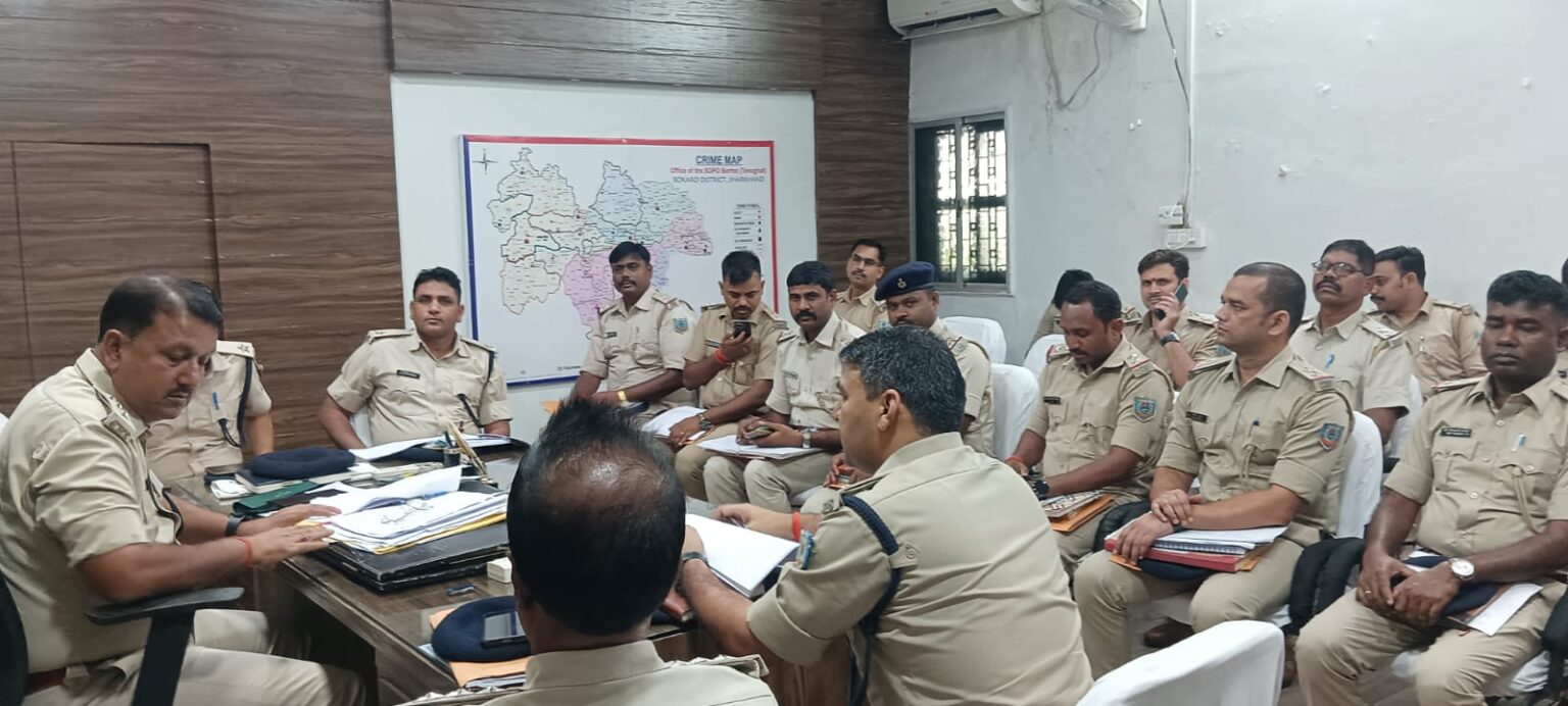 b37238a4 ac5b 4ea2 b795 344801604a41SDPO held a crime review meeting in his office