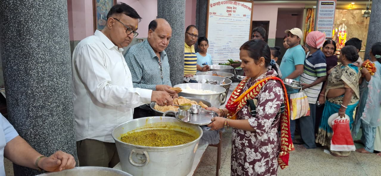 bdfa362b 1ea7 4daa b481 68db5090adb0Annakut Prasad was distributed by Shri Marwari Satyanarayan Temple and Dharamshala Sanstha