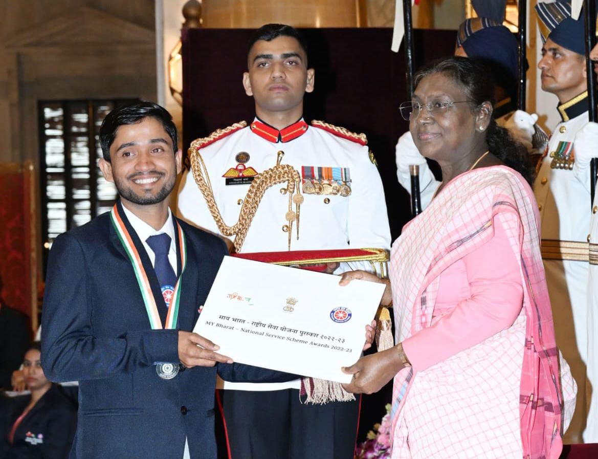 c284feb6 104f 49c0 9e46 bbed0e65a482President honored Diwakar Anand of Chalkusha